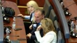 Kreu i Nismës, Fatmir Limaj, gjatë seancës konstituive të Kuvendit të Kosovës, e cila u ndërpre të enjten, 17 prill.