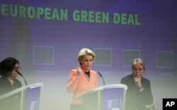 Ursula von der Leyen brüsszeli bizottsági elnök 2021. július 14-én felvázolja a Zöldtervet. A törvénycsomag szerint az EU egy évtized alatt 55 százalékkal csökkenti az üvegházhatású gázok kibocsájtását. Ennek részeként megadóztatják a kibocsájtó külföldi cégeket