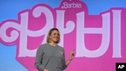 Regizoarea americană Greta Gerwig la lansarea versiunii coreene a filmul său Barbie, pe 3 iulie 2023. Ghiciți în care Coree?