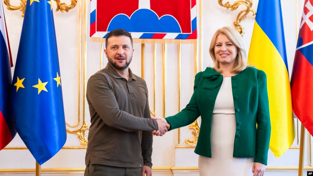 Președintele Ucrainei, Volodimir Zelenski, își continuă turneul european dinaintea summitului de la Vilnius de săptămâna viitoare cu o vizită fulger în Slovacia. Aici, cu președintele Slovaciei, Zuzana Čaputová, la Bratislava.