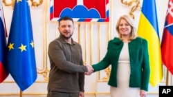 Presidentja e Sllovakisë, Zuzana Caputova, dhe presidenti i Ukrainës, Volodymyr Zelensky, gjatë një takimi në Bratislavë, korrik 2023.