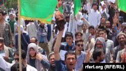 Kabulda protest gecirýän ýaşaýjylar. 2-nji iýun, 2016 ý.