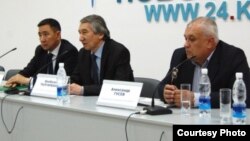 Bekbolot Talgarbekow (Çepden ikinji).