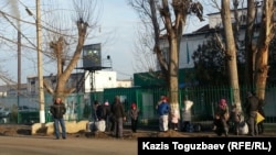 Архивное фото. У ворот колонии в поселке Заречный Алматинской области. 