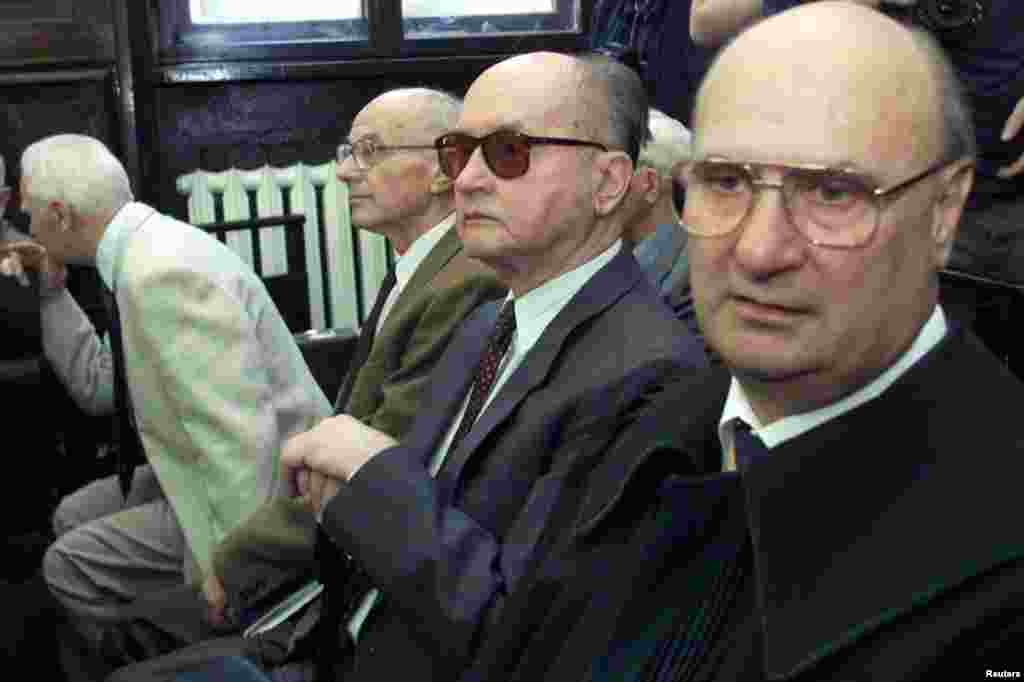 Jaruzelski (center) awaits the beginning of the court proceedings in Warsaw in May 2001 on charges that he ordered a massacre of protesting workers in 1970.