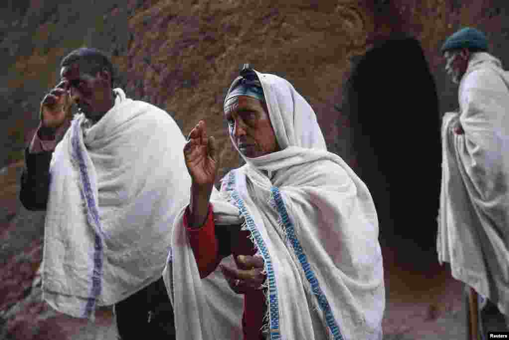 Stanovnici tog područja bježali su od napada pobunjenika. (na fotografiji:&nbsp;pravoslavni kršćani mole se ispred poznatih monolitnih crkava uklesanih u stijenama tokom proslave Velikog petka u Lalibeli, Etiopija, 3. maj 2013.)