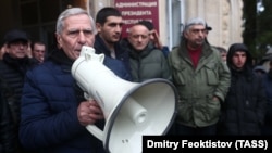 Митингующие у здания администрации президента Абхазии, январь