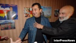 Фаворит президентской гонки в грузинских районах Южной Осетии Дмитрий Санакоев (слева) празднует победу