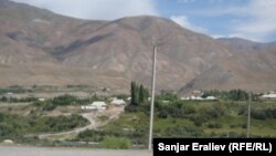 Чоң-Алайдагы кыргыз-тажик чек арасына жакын жайгашкан Карамык айылы. 
