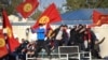 Участники акции протеста против результатов парламентских выборов в Кыргызстане. Бишкек, 5 октября 2020 года. 