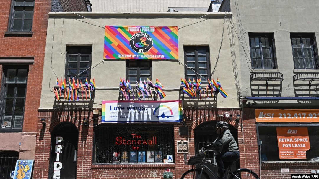 Gej bar Stounvol in u Njujorku gdje su se pripadnici LGBT zajednice 1969. pobunili protiv policijske brutalnosti i diskriminacije
