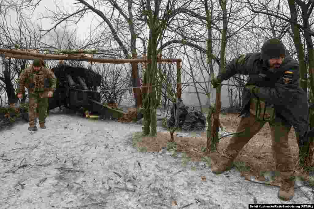 Артилеристи 32-ї окремої механізованої бригади працюють на гарматі Д-20 на Покровському напрямку. 6 лютого 2025 року.З початку 2025 року розпочинаються активні бої за місто Покровськ, чи не щодня російські війська атакують українські позиції