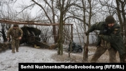 Артилеристи 32-ї окремої механізованої бригади працюють на гарматі Д-20 на Покровському напрямку. 6 лютого 2025 року