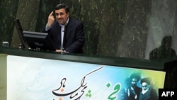 Mahmud Ahmadinejad Eýranyň parlamentinde çykyş edýär. 3-nji fewral, 2013 ý.