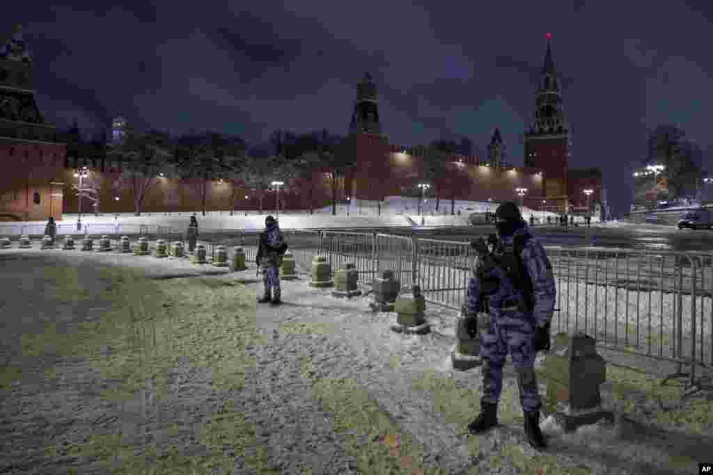 Members of Russia&#39;s National Guard keep watch in an area near Red Square prior to New Year&#39;s Day celebrations in Moscow.&nbsp;