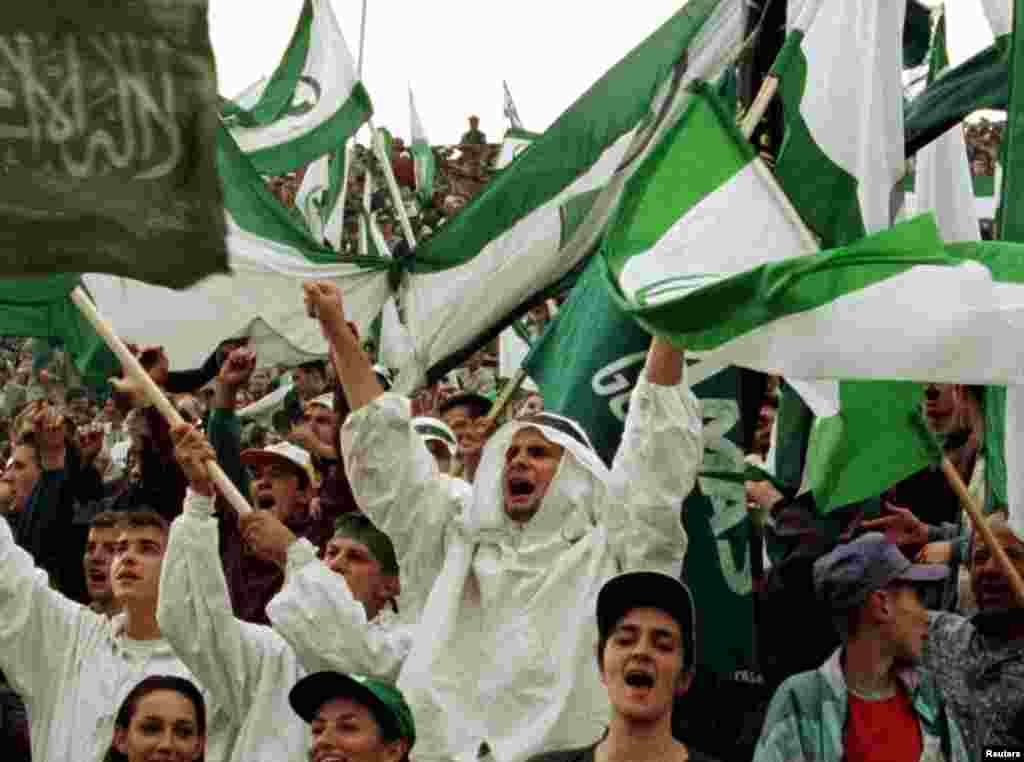 Predizborni skup Stranke demokratske akcije na stadionu Koševo u Sarajevu, 14. 9. 1996., uoči prvih poslijeratnih izbora.