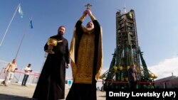 Preot ortodox rus binecuvântând o rachetă Soiuz FG pe cosmodromul din Baikonur, înainte de lansare, 24 sept., 2019.