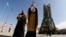 Preot ortodox rus binecuvântând o rachetă Soiuz FG pe cosmodromul din Baikonur, înainte de lansare, 24 sept., 2019.