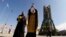 Preot ortodox binecuvântând o rachetă pe cosmodromul de la Baikonur.