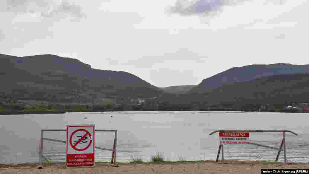 По периметру озера розташовані заборонні таблички