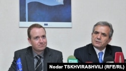 კასტრიოტ ისლამი (მარჯვნივ) და მიკაელ იენსენი