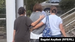 Гульнара Бажкенова (в центре) покидает суд после оглашения приговора. 18 августа 2026 года