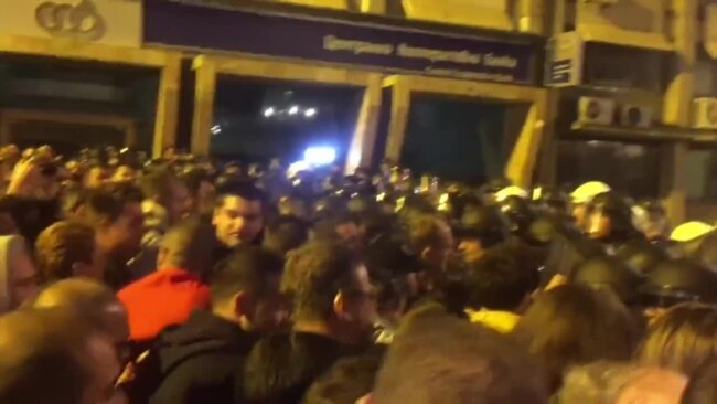 Туркање меѓу демонстрантите и полицијата кај седиштето на ВМРО-ДПМНЕ