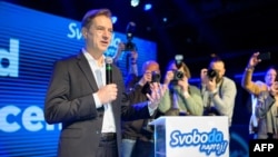 Роберт Голоб