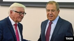 German Foreign Minister Frank-Walter Steinmeier (left) with his Russian counterpart Sergei Lavrov in Yekaterinburg.