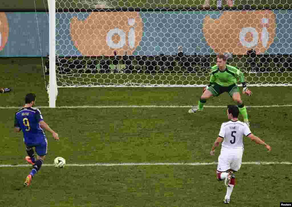 Argentina's Gonzalo Higuain scores a goal that was ruled as offside during their 2014 World Cup final against Germany at the Maracana stadium in Rio de Janeiro July 13, 2014. 