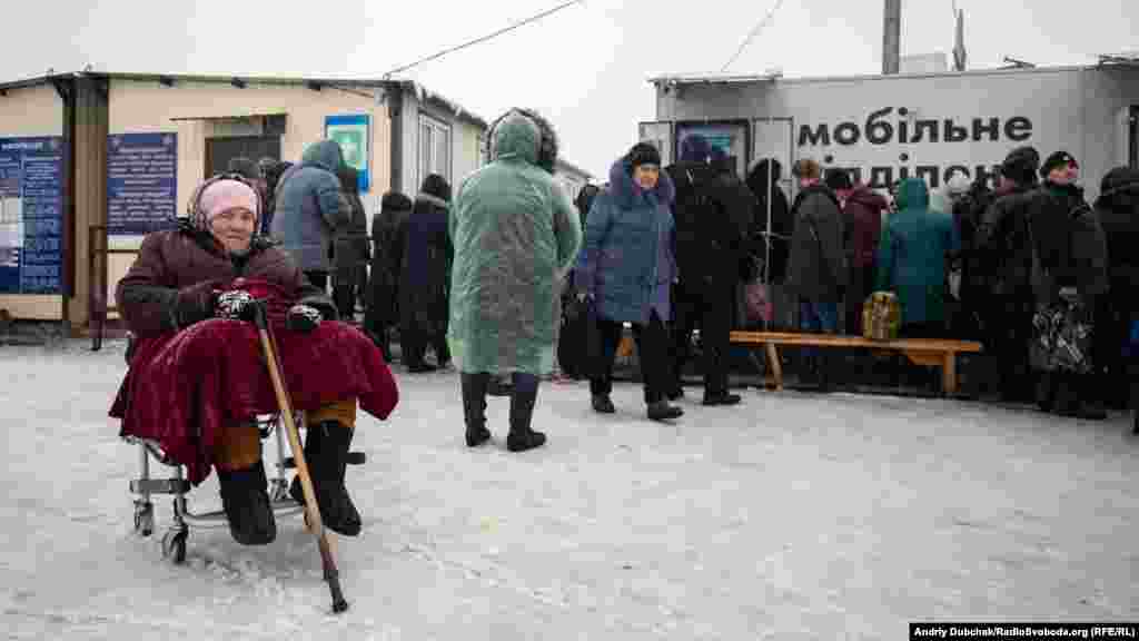 Більшіст людей, які проходять через КПВВ, це пенсіонери з непідконтрольних Україні територій. Вони приходять отримувати пенсії. Поруч із пунктом пропуску з минулої осені&nbsp; облаштований мобільний пункт&nbsp;&laquo;Ощадбанку&raquo;. Гроші у банкомати завантажуть щоденно