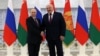 Președintele rus Vladimir Putin și președintele belarus Alexander Lukașenko, înainte de discuțiile bilaterale de la Minsk