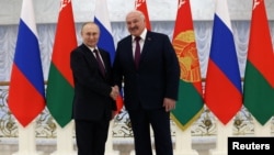 Vladimir Putin dhe Alyaksandr Lukashenka para takimit në Minsk. 