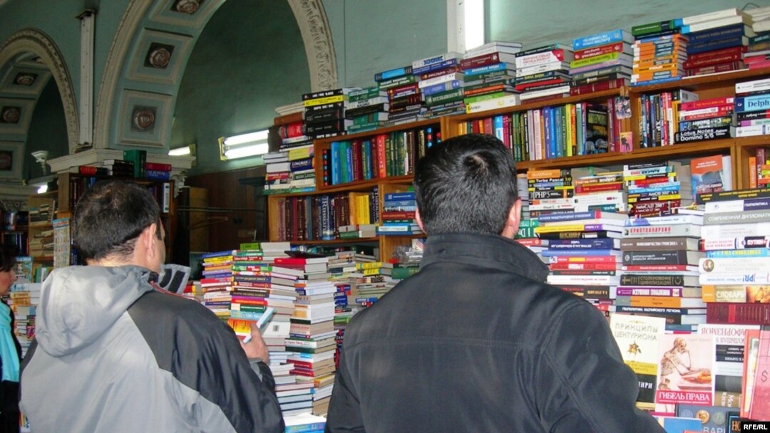 تعدادی از نويسندگان و ناشران نسبت به رشد سانسورو سخت گيری های اداره کتاب وزارت ارشاد در صدور مجوز نشر اقدام به طرح شکایت کرده اند.