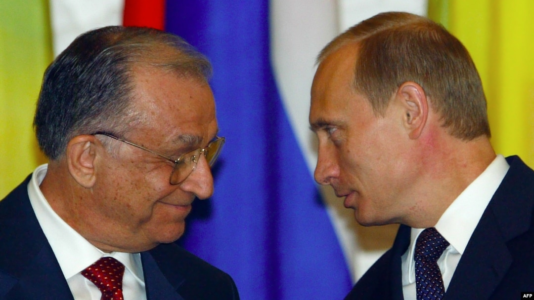 Ion Iliescu îl ascultă pe Vladimir Putin în timpul întâlnirii lor de la Kremlin, pe 4 iulie 2003. Era prima vizită a unui președinte român în Rusia după opt ani.
