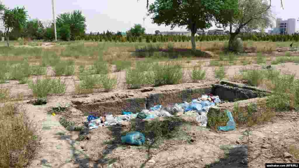 Seýilgähiň hapadan dolan çukury. Balkanabat, 6-njy maý, 2015.