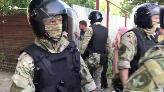 Российские силовики провели обыски в домах крымчан, задержаны семь человек. Кадры с мест событий (видео) Российские силовики провели обыски в домах крымчан, задержаны семь человек. Кадры с мест событий (видео)