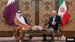 دیدار رئیس مجلس ایران، راست، با وزیر خارجۀ قطر در بهارستان