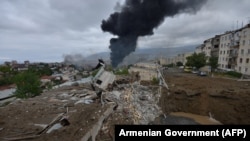 Kjo fotografi tregon pasojat e bombardimeve të fundit gjatë luftimeve të vazhdueshme midis Armenisë dhe Azerbajxhanit për rajonin e shkëputur të Nagorno Karabakut, në qytetin kryesor të rajonit të diskutueshëm Stepanakert, më 4 tetor 2020. 