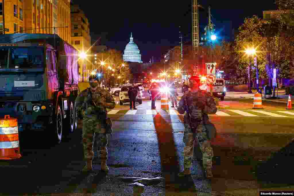 Egyenruhások zártak le utcákat Washington DC-ben a Capitolium környékén.