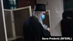 Mitropolit Amfilohije prilikom glasanja na biračkom mestu na Cetinju, u vreme redovnih parlamentarnih izbora u Crnoj Gori, 30. avgusta 2020.
