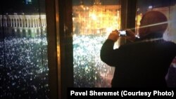 Сэнатар Маккейн фатаграфуе Майдан у Кіеве ў сьнежні 2013