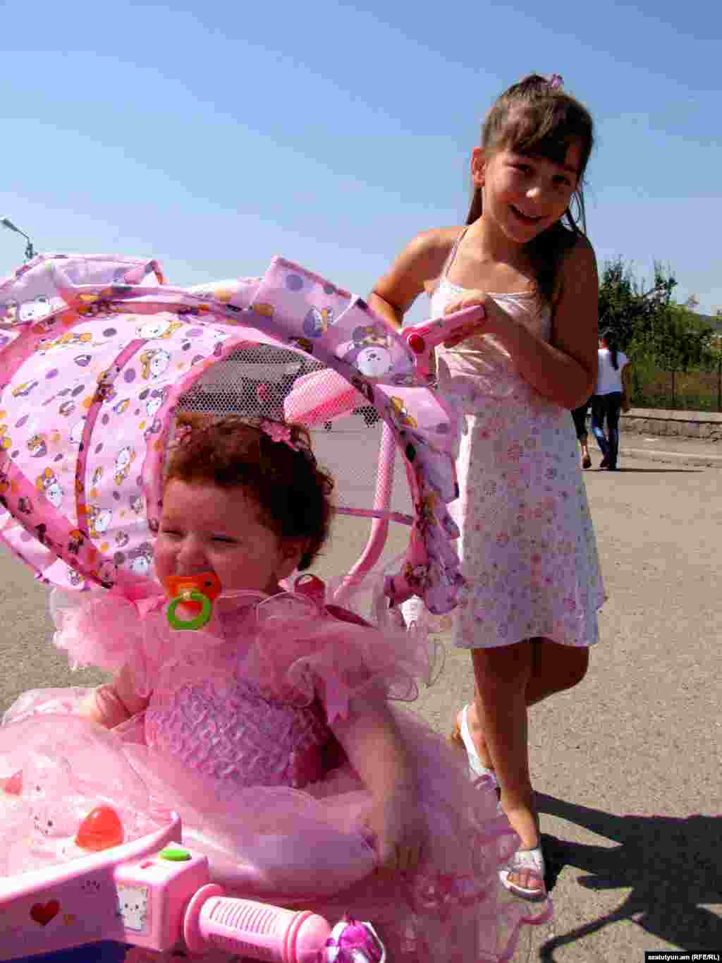 Դսեղցի մանուկները՝ տոնական հարդարանքով - Ֆոտոռեպորտաժը` Նանե Սահակյանի