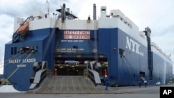 کشتی باربری گلکسی لیدر متعلق به یک سرمایه‌دار اسرائیلی است و خدمه آن از کشورهای بلغارستان، فیلیپین، اوکراین و مکزیک هستند