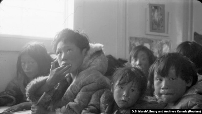 Disa studentë të ulur në klasë, në një shkollë rezidenciale.