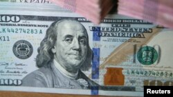 За даними слідчих, фігуранти були затримані «під час отримання частини обумовленої суми – 200 тисяч доларів США»