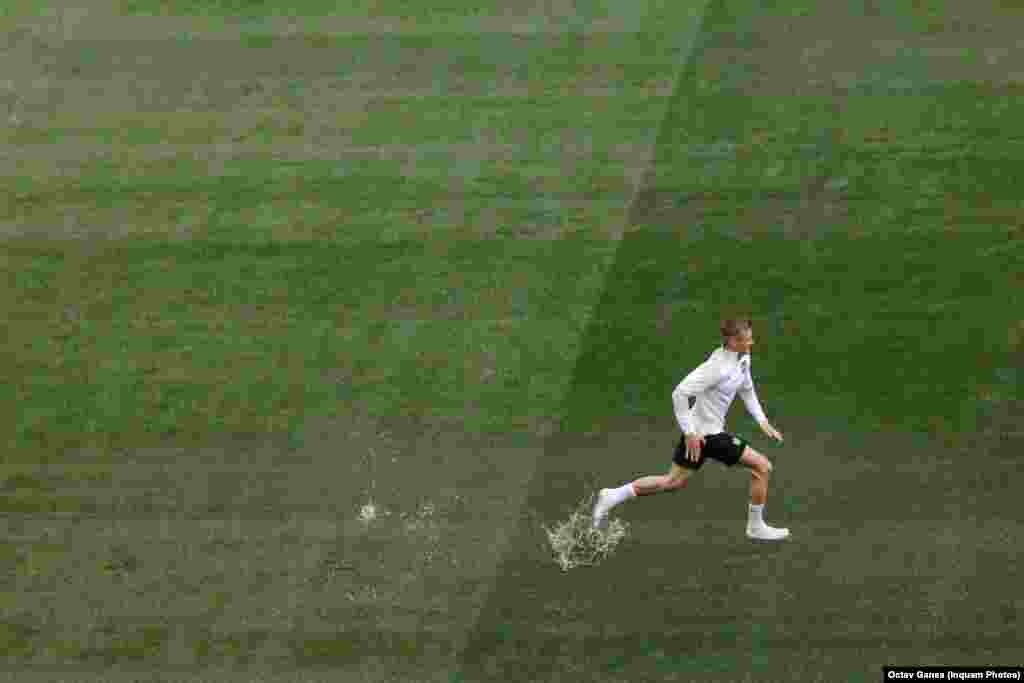 Antrenamentul jucătorilor austrieci a fost amânat cu o oră din cauza ploii&nbsp;