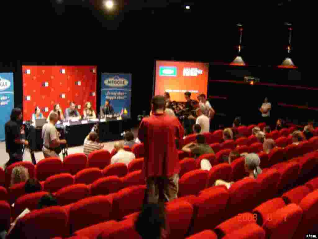 Sarajevski filmski festival - Održan 14. Sarajevo Film Festival. Prvo bosanska, zatim regionalna i na kraju svjetska manifestacija filma i ljubitelja sedme umjetnosti i ovog ljeta učinila je da Sarajevo, s brojnim gostima, "diše punim plućima". Prikazana su 174. filma, a ovogodišnji festival posebno je obilježila smotra filmova mladih reditelja iz regiona pod nazivom Sarajevo Grad filma.