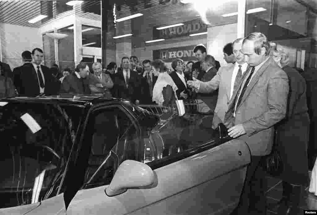 Putin (napred desno) posmatra Hondin automobil tokom ceremonije u Sankt Peterburgu, 29. aprila 1993. godine