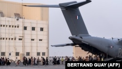 روند خروج نیروهای خارجی و متحدان افغان‌شان از میدان هوایی کابل